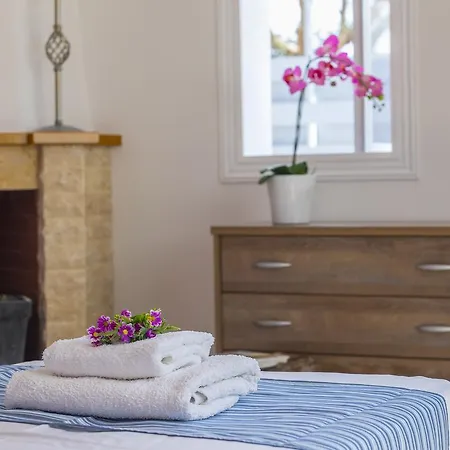 Deluxe Nissi Beach Villa *