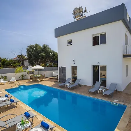 Deluxe Nissi Beach Villa *