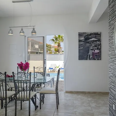 Deluxe Nissi Beach Villa *